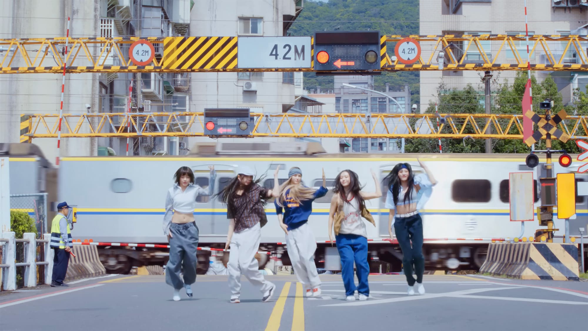 NewJeans – How Sweet 礁渓（ジャオシー）