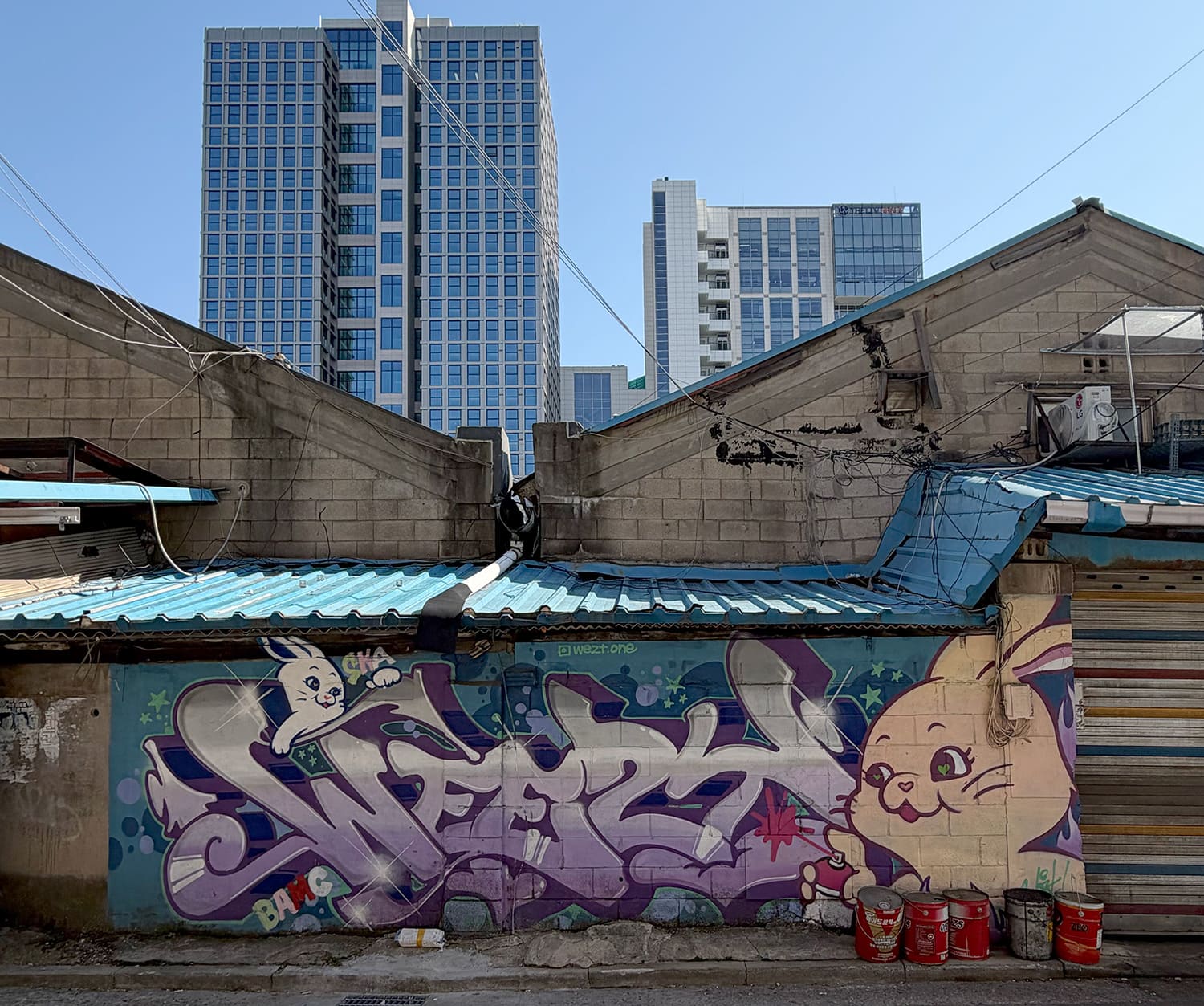 NewJeans graffiti