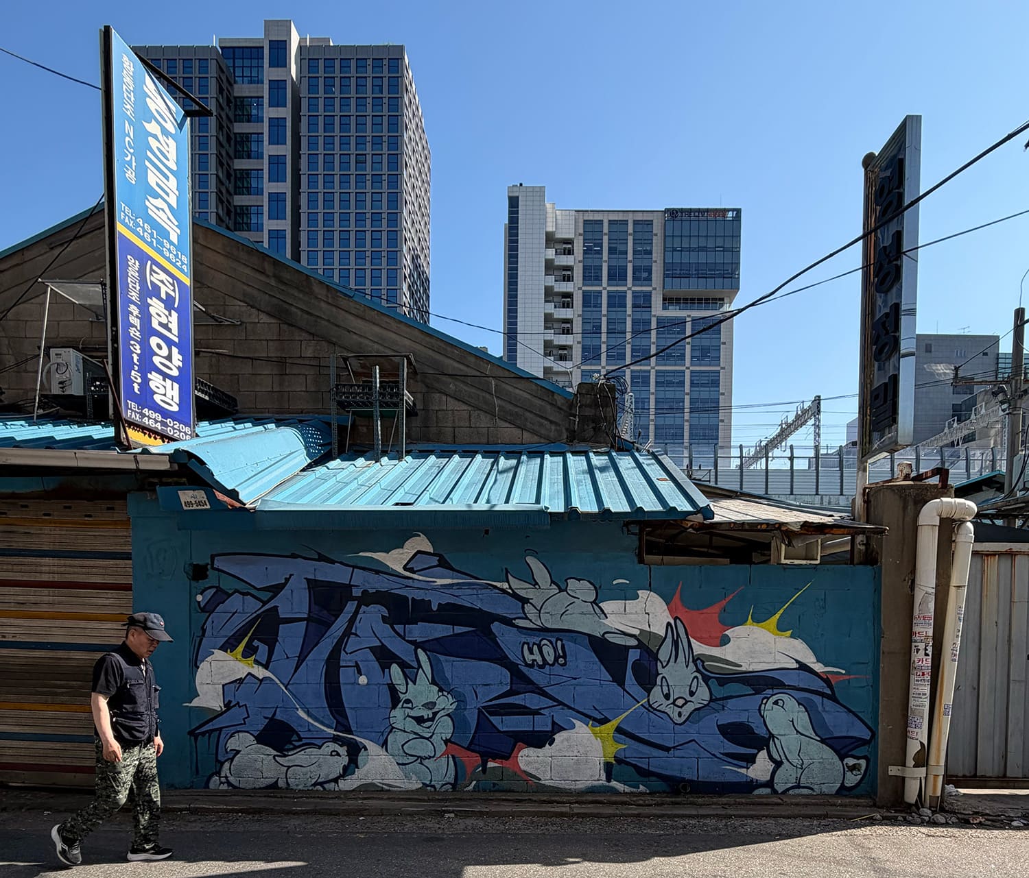 NewJeans graffiti